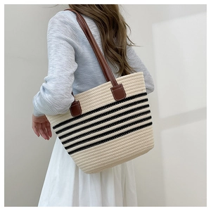 Borsa a secchiello intrecciata in stile francese con strisce nere e spalline in pelle