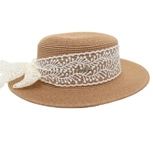 Détail du tissage en paille du chapeau canotier avec ruban dentelle et métal doré