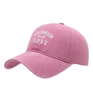 Berretto in cotone lavato rosa con ricamo Tanned and Tipsy per sport all'aria aperta