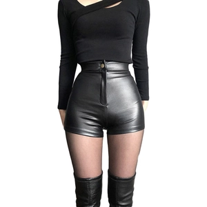 Detailaufnahme schwarzer High-Waist-Kunstledershorts mit hochwertiger Textur und Glanz