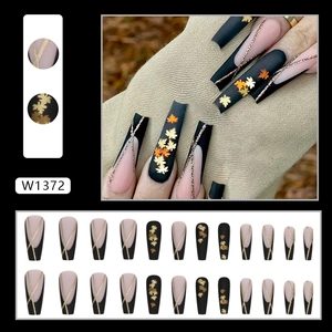Set unghie finte lunghe ballerina con nero opaco, strisce glitterate oro e motivi di acero