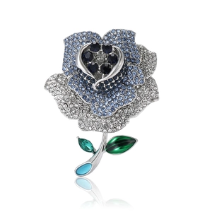Élégante broche en forme de rose avec strass bleus et clairs sur fond blanc pur