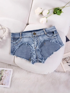 Pantaloncini di jeans a vita alta con strappi e bordi sfrangiati nel lavaggio azzurro