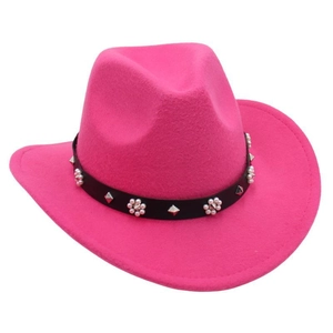 Détail d'un chapeau de cowboy en feutre rose avec ruban noir, perles et rivets argentés