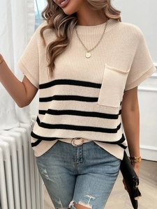 Detail von beigem Strick-Kurzarmpullover mit schwarzen Streifen und Brusttaschen-Detail