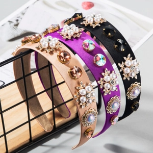 Dettaglio di cerchietti barocchi con strass colorati e perle in tre colori diversi