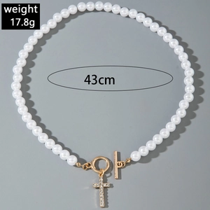 Elegant pearl necklace with OT clasp and rhinestone cross pendant, 43cm long and 17.8g