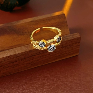 Vue macro de la bague vintage dorée avec trois zircons incrustés style pièce d'argent