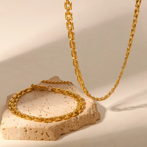 Vue détaillée d'un ensemble collier et bracelet plaqué or 18 carats sur pierre naturelle