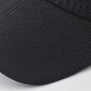 Gros plan d'une casquette en coton noir montrant les coutures et la texture du tissu