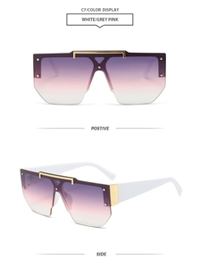 Dettaglio degli occhiali da sole bianchi semi-glace con lenti sfumate viola-rosa