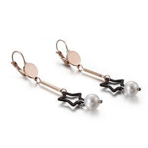 Boucles d'oreilles pendantes étoile en acier or rose avec perles blanches sur fond blanc