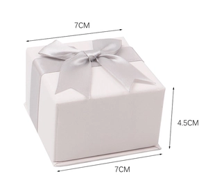 White jewelry gift box with grey bow tie showing 7x7x4.5cm dimensions on white background