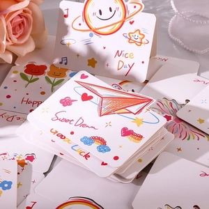 Vue macro de cartes en papier blanc esthétiques à bords ondulés et gribouillis colorés