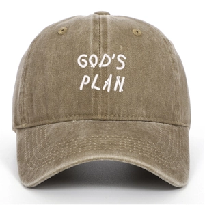 Détail macro de la broderie 3D God's Plan sur casquette de baseball en coton délavé