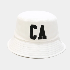 Détail d'un bob en coton blanc avec broderie noire CA et coutures renforcées sur le bord