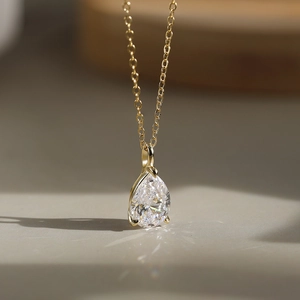 Collier classique en argent S925 avec zircon cubique en forme de poire et finition or