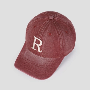 Vue détaillée d'une casquette en denim bordeaux délavé avec logo R brodé en blanc