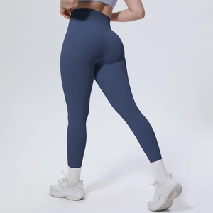Detail der High-Waist-Yoga-Hose in Dunkelblau zur Formung und Straffung des Gesäßes