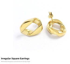 Vue macro détaillée de boucles d'oreilles géométriques irrégulières plaquées or 18 carats