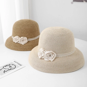 Chapeaux de soleil élégants en paille avec roses en satin de style français rétro