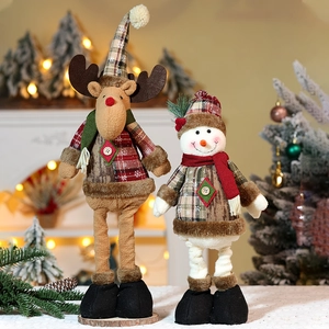 Detail von Plüsch-Weihnachtsrentier und Schneemann-Puppen mit festlichem Karo-Muster