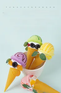 Dettaglio macro di vari coni gelato alla frutta finti con texture di cialda realistiche
