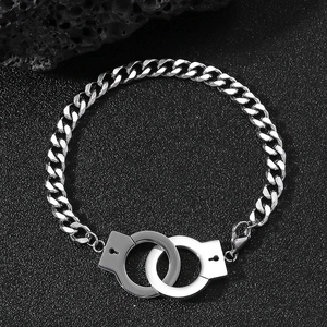 Dettaglio del bracciale a maglia cubana in acciaio inossidabile con manette e chiusura a moschettone