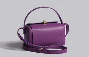 Détail du sac Boston violet en cuir lisse avec fermoir en métal doré et verrouillage chic