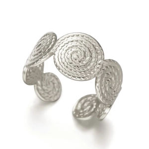 Geometrischer offener Edelstahlring in Silber mit detaillierten Spiralstrukturen