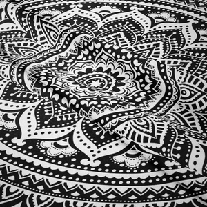 Détail macro de la tapisserie mandala bohème noir et blanc avec texture douce