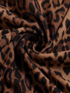 Gros plan sur le tissu en maille transparente avec motif léopard marron et noir
