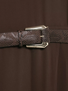 Détail d'une ceinture marron motif serpent avec une boucle en métal doré distinctive