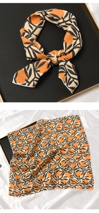 Détail d'un foulard en soie coton et lin avec motifs abstraits orange et beige