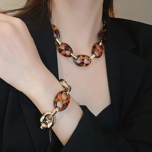 Dettaglio del set collana e bracciale a catena in acrilico con stampa leopardata