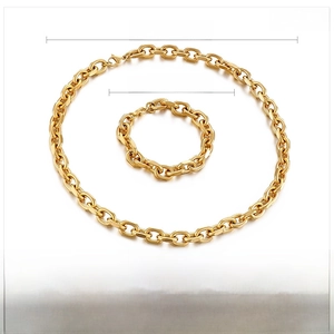 Detailansicht der goldenen Punk-Gliederkette mit 500mm Halskette und 200mm Armband Maßen