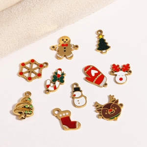 Weihnachtsanhänger-Set mit 10 vergoldeten Emaille-Anhängern, Rentier und Schneeflocken