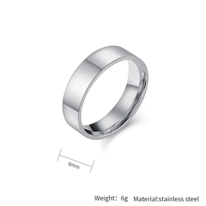 Detail van een 6mm zilveren roestvrijstalen ring met specificaties voor 6g gewicht