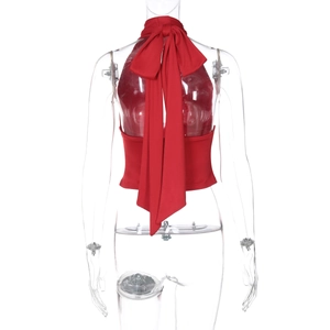 Détail du haut court dos nu rouge avec un grand nœud papillon ajustable dans le dos