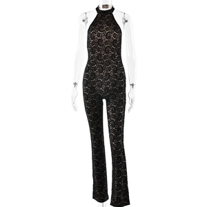 Combinaison en dentelle noire dos nu avec jambe évasée sur fond blanc pour femme