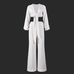 Détail de l'ensemble cardigan court à nouer blanc et pantalon large plissé femme