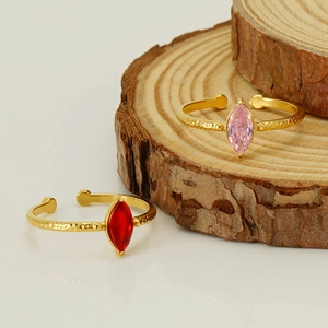 Anello regolabile con zircone marquise e trama martellata dorata su base in legno