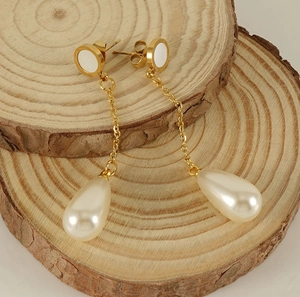 Boucles d'oreilles pendantes élégantes en plaqué or 18 carats avec perles blanches