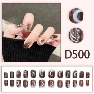Faux ongles courts avec dégradé brun, motifs lune dorée et perles, coffret de 24 pièces