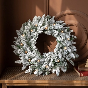 Ghirlanda natalizia innevata 60cm con luci LED su panca in legno in stile rustico