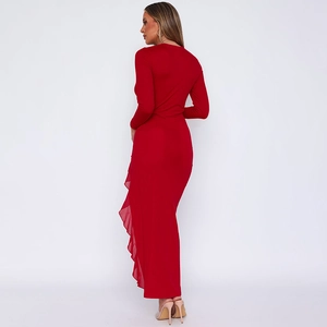 Détail du dos d'une robe rouge moulante à manches longues avec fente à volants