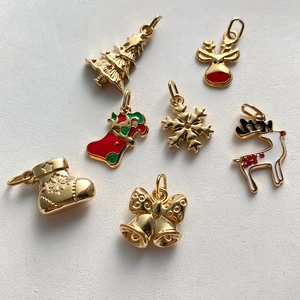 Detailset aus sieben goldenen Emaille-Weihnachtsanhängern mit Rentier- und Baummotiven