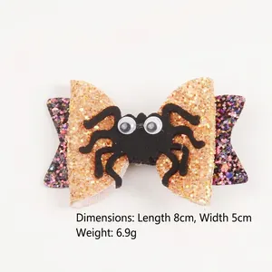Détail de la pince à cheveux nœud Halloween 8x5cm en tissu pailleté avec araignée feutre
