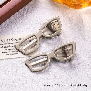 Close-up of cool sunglasses-shaped hair clips with size 2.1x5.8cm in champagne gold and silver