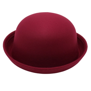 Vue détaillée d'un chapeau melon en feutre rouge foncé avec couronne ronde et bord incurvé